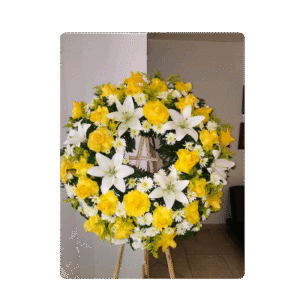 Donas de Rosas Amarillas y Lirios con follaje de Pompón Blanco y Aster