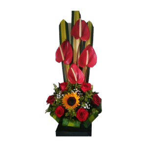 Ramo Floral de Altura con Anturios, Rosas, Girasol con Base de Cerámica