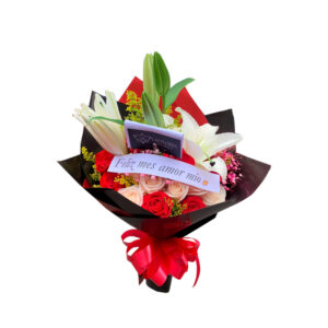 Bouquet de mano de Lirios con rosas  blancas y rojas