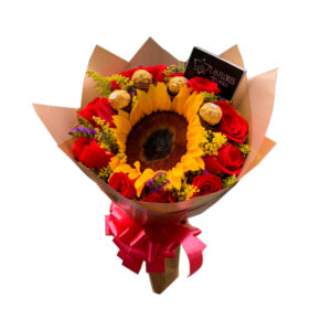 Bouquet de mano, 12 rosas rojas al contorno, un girasol en la mitad