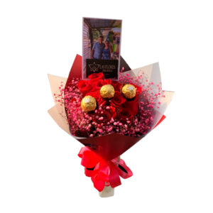 Bouquet de mano de 12 rosas y 3 chocolates ferreros
