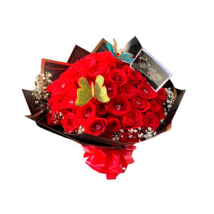Buchon de 60 unidades de rosa roja, con mariposas y perlas